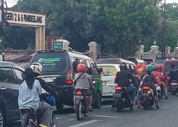 Angkot Ngetem Bikin Macet, Pengendara Minta Dishub Pandeglang Segera Tertibkan