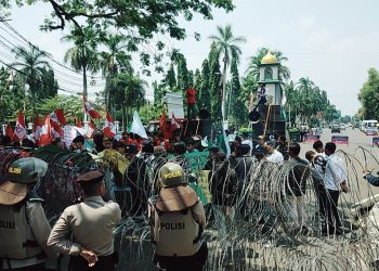 Pelantikan Anggota DPRD Pandeglang Diwarnai Demo HMI dan GMNI