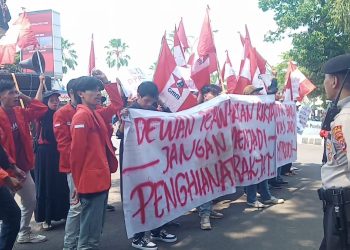 Mahasiswa Pandeglang Ingatkan Anggota Dewan, Masih Banyak Jalan yang Rusak 