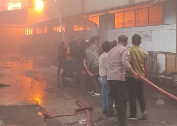 Lebih Dari Tiga Jam, Kebakaran Pabrik Mebeler di Jawilan Belum Berhasil Dipadamkan