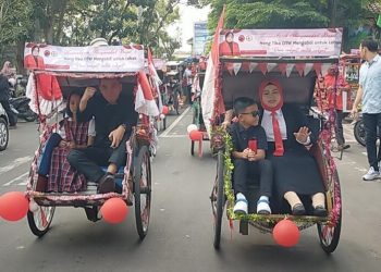 Unik, Anggota DPRD Lebak Terpilih Diarak Pakai Becak Saat Pelantikan