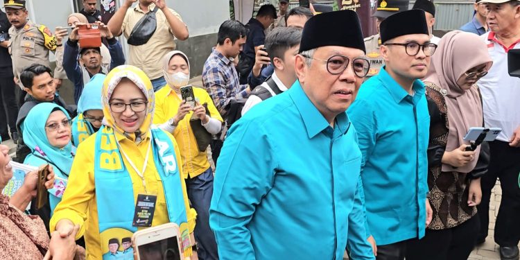Diantar Airin, Benyamin-Pilar Jalan Kaki Saat Daftar ke KPU Tangsel