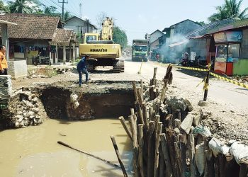 Jalan Pandeglang-Labuan Terputus, Sopir Truk Terjebak Macet Hingga 11 Jam