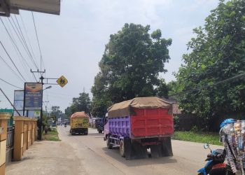 Membandel, Truk Angkutan Pasir Overtonase Bebas Melintas di Jalan Raya di Lebak