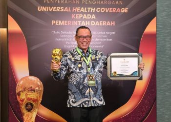 Tembus 100,32 Persen, Helldy Terima Penghargaan UHC dari Menko PMK