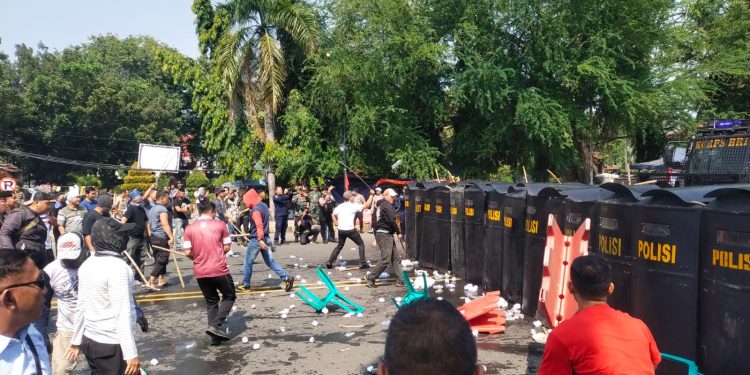 Polres Cilegon Gelar Simulasi Kericuhan Demo Pilkada