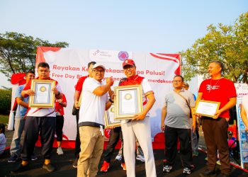 Ramaikan Car Free Day di Bintaro, Pilar Serahkan Penghargaan untuk Grup Band ABK Pemecah Rekor Dunia