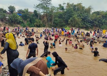 Warga Bayah Gaur Ikan Lele Peringati HUT ke-79 RI