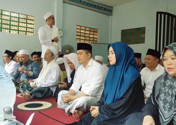 Jelang Pendaftaran Pilkada Pandeglang, Fitron-Diana Ziarah ke Makam Abuya Abdul Halim