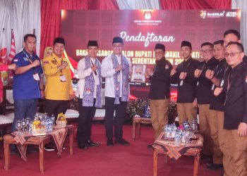 Daftar ke KPU, Andika-Nanang Diantar Ratusan Pendukung dan Dimeriahkan Kesenian Tradisional