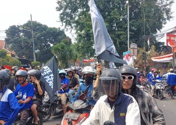 Massa dari Syafrudin-Heriyanto Mulai Padati Kantor KPU Kota Serang