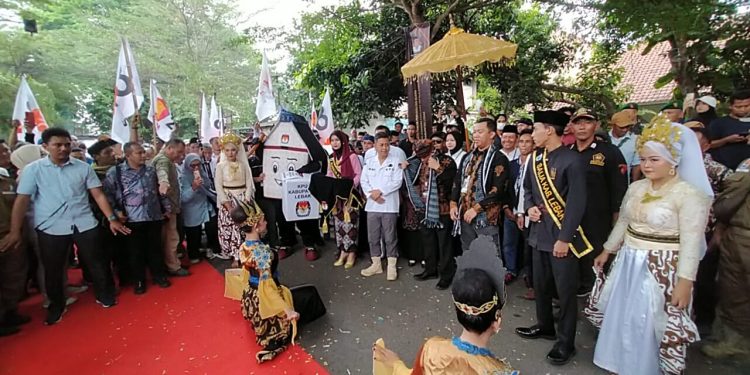 Pendukung Sanuji-Fajar Suarakan Perubahan saat Tiba di Kantor KPU Lebak