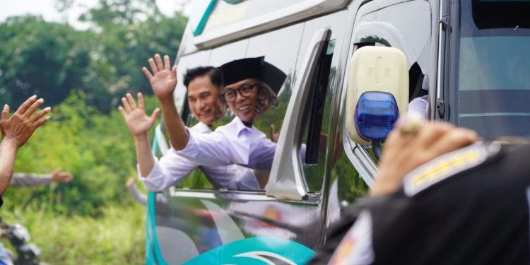 Daftar ke KPU, Andra Soni-Dimyati Naik Mobil Elf Banten Selatan