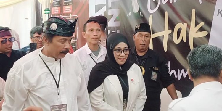 Aap Aptadi Daftar ke KPU Pandeglang Didampingi Ratu Anita Sangadiah