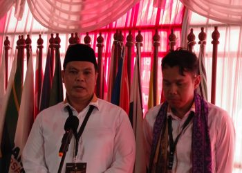 Dikawal Ribuan Pendukung, Budi-Agis Daftar ke KPU Kota Serang