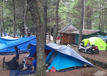 Tempat Wisata Curug Cipamingkis, Bogor Dipenuhi Keluarga Pecinta Kemping Ceria