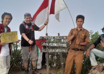 Kadis Pariwisata Pandeglang Mendaki  Puncak Gunung Aseupan