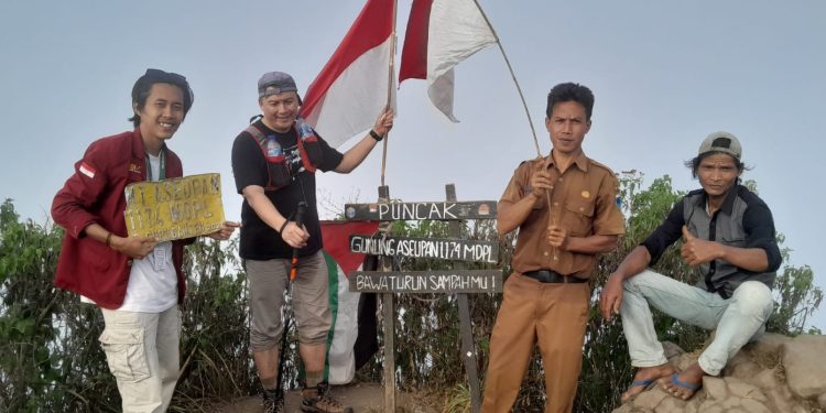 Kadis Pariwisata Pandeglang Mendaki Puncak Gunung Aseupan