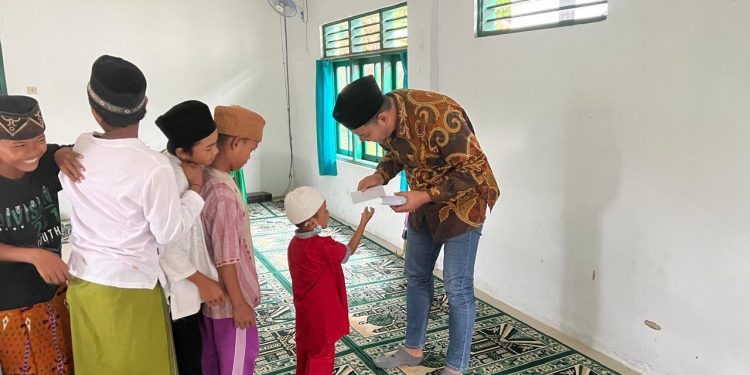 Gaji Pertama Sebagai Anggota Dewan, Regen Bagikan Beras dan Santuni Yatim