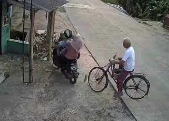 Hindari Kakek Bersepeda, Pengendara Wanita di Lebak Masuk Got