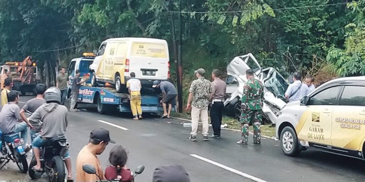 Polisi Evakuasi Dua Mobil yang Terlibat Kecelakaan