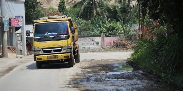 Truk Pasir di Lebak Masih Membandel, Bawa Muatan Pasir Basah