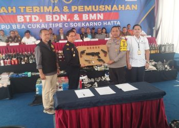 Bea Cukai Bandara Soekarno-Hatta Serahkan 22 Pucuk Senjata Api kepada Pihak Kepolisian
