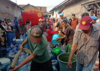 Musim Kemarau, Polres Serang Salurkan 16 Ribu Liter Air Bersih di Ciruas