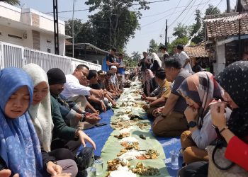 Bersyukur Setelah 10 Tahun Menanti Perbaikan Jalan, Warga Desa Sekong Bacakan di Jalan