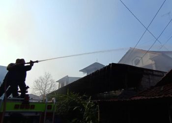 Diduga Korsleting Listrik, Dua Rumah di Lebak Terbakar