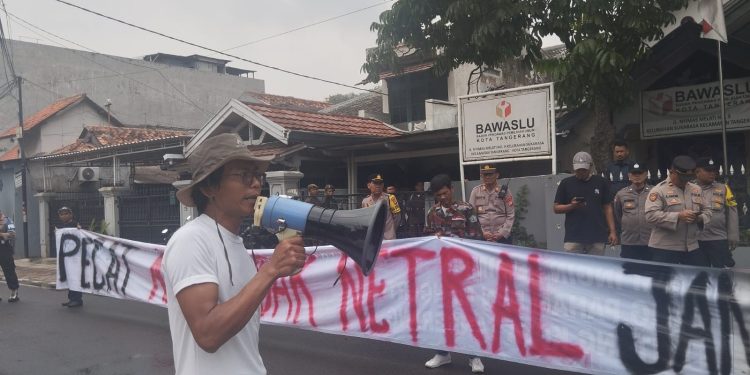 Aktivis Kota Tangerang Kepung Bawaslu, Minta ASN Tak Netral Disanksi