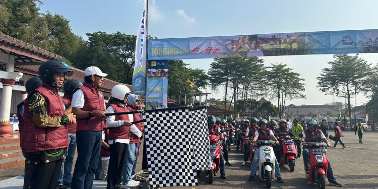 PLN, Pemkot Serang, dan Insan Pers Touring Motor Listrik Bareng ke Banten Lama