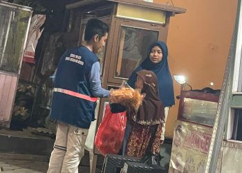 Komunitas Berbagi Nasi Pandeglang Bagikan Makanan ke Pekerja Malam