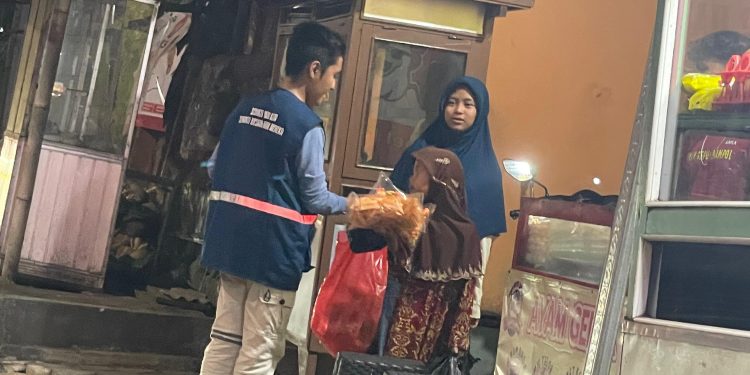 Komunitas Berbagi Nasi Pandeglang Bagikan Makanan ke Pekerja Malam