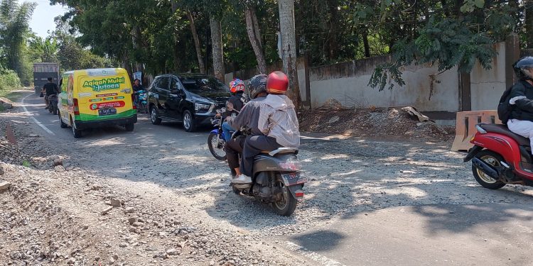 Warga Keluhkan Jalan AMD Lintas Timur Pandeglang Tidak Diaspal