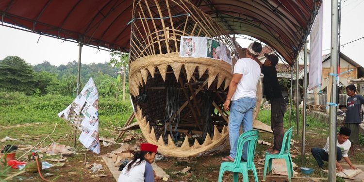 Warga Lebak Buat Replika Hiu Raksasa untuk Diarak Pada Peringatan Maulid Nabi