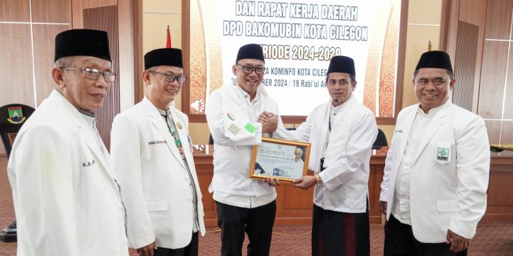 Pelantikan Pengurus Bakomubin Cilegon, Walikota Helldy Ajak Mubaligh Berkolaborasi
