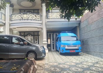 Petugas BNN RI Interogasi Bandar Benny Setiawan di Lokasi Penggerebekan