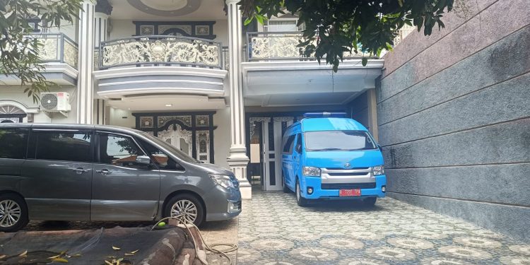 Petugas BNN RI Interogasi Bandar Benny Setiawan di Lokasi Penggerebekan