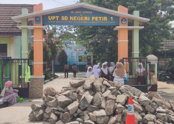 Gerbang SDN Petir 1 Dipenuhi Tumpukan Batu, Diduga Disegel Pihak yang Mengaku Ahli Waris
