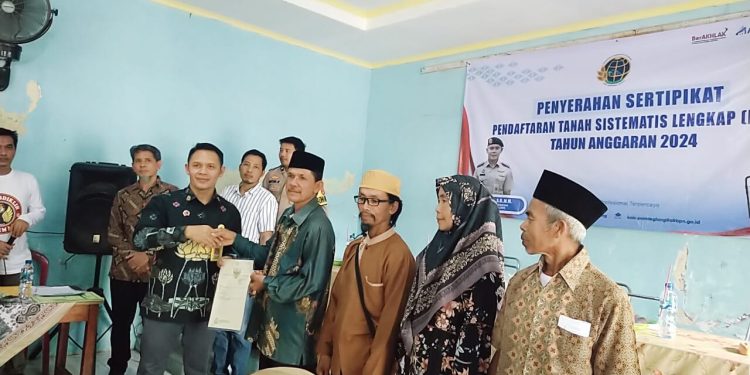 BPN Pandeglang Serahkan 112 Sertifikat PTSL