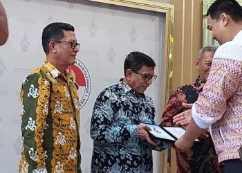 Dinilai Berdedikasi Tinggi Sebagai Wartawan Olahraga, Hendry Ch Bangun Terima Penghargaan dari Kemenpora