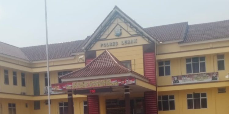 BREAKING NEWS: Polisi Tangkap Dua Pendemo Anarkis di Depan Gedung DPRD Lebak