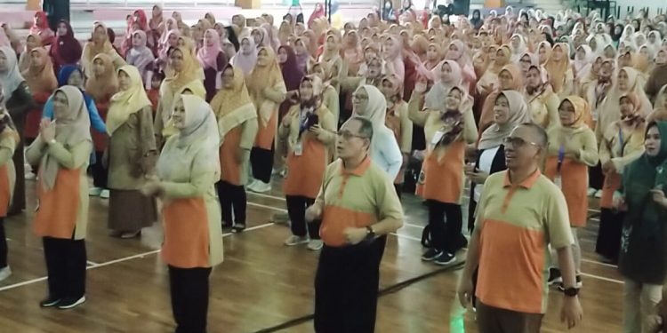 Bareng Guru dan Kepala TK, Bupati Irna Narulita Senam Kreasi