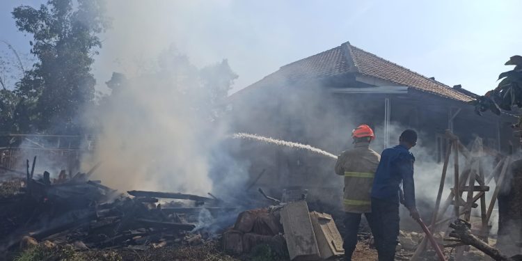 Tiga Rumah di Lebak Hangus Terbakar karena Percikan Korek Api