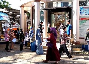 Mau Buat KTP, Warga Antre Berjam-jam di Disdukcapil Pandeglang