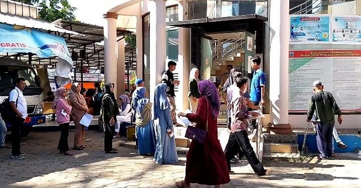 Mau Buat KTP, Warga Antre Berjam-jam di Disdukcapil Pandeglang