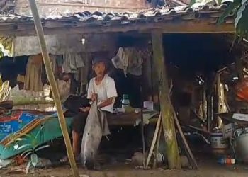 Tinggal di Rumah Reyot, Kakek Ini Andalkan Rongsokan untuk Makan