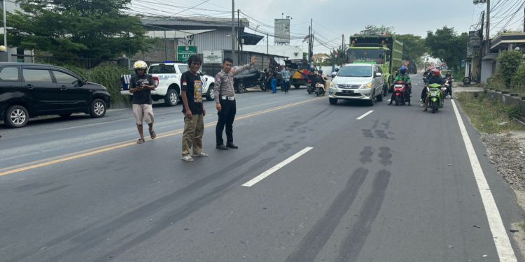 Diduga Kurang Konsentrasi, Mobil Tabrak Head Tractor