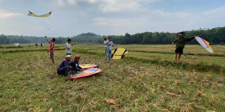 Peringati Sumpah Pemuda, Gelar Kontes Layang-layang di Lebak